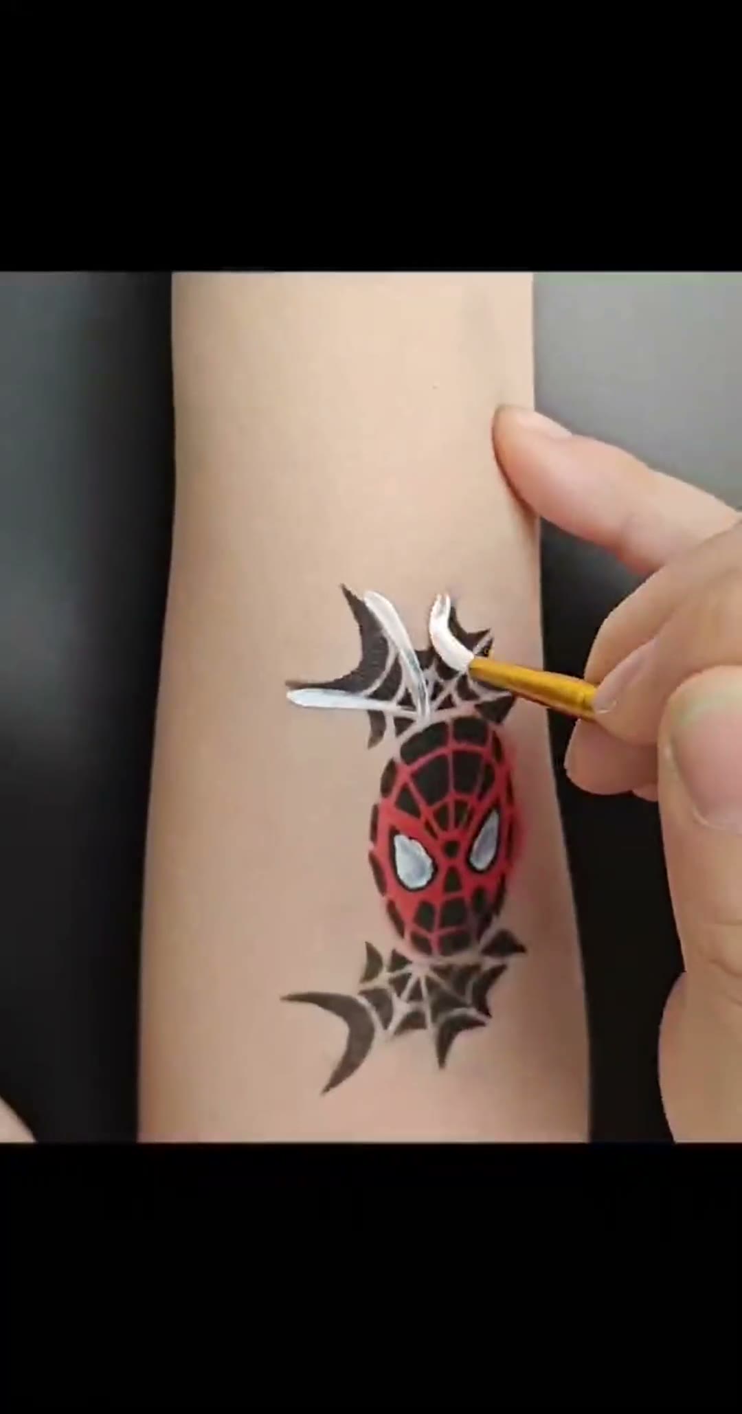 How to paint a spider-web look with Vinna face paint